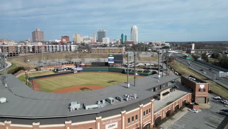 Winston-Salem-Carolina-Del-Norte,-Estadio-Truist-Con-Horizonte-De-Fondo