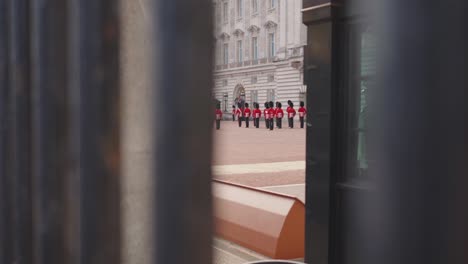 Queens-Guard-Marschiert-Im-Buckingham-Palace