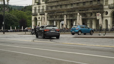 Lange-Schwenk-Links-Zeigt-Großen-Platz-Im-Stadtzentrum-Von-Turin