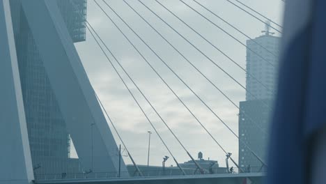 Toma-De-Establecimiento-En-Cámara-Lenta-De-La-Impresionante-Arquitectura-En-El-Centro-De-Rotterdam