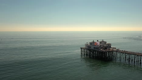 Vista-De-Drones-Del-Famoso-Muelle-De-Malibu-En-Malibu,-California,-Condado-De-Los-Angeles