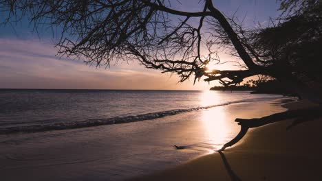 Maui-Beach-Sunset-Time-Lapse-Video,-Das-Die-Gezeiten-Entlang-Der-Küste-Einfängt
