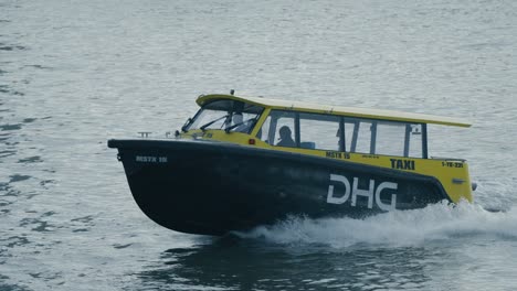 Ein-Taxiboot-In-Den-Gewässern-Der-Niederländischen-Stadt-Rotterman-An-Einem-Grauen,-Bewölkten-Tag