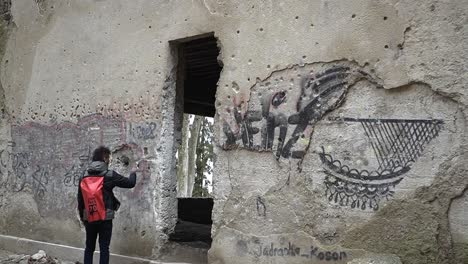 Hombre-Tocando-La-Pared-Del-Hospital-Abandonado-En-Sljeme,-Croacia