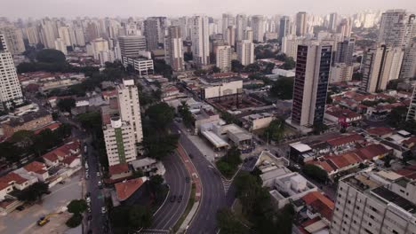 Drone-moves-backwards-showing-the-landscape-of-São-Paulo,-Brazil