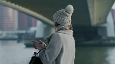 Handgehaltene-Aufnahme-Einer-Frau,-Die-Sich-Auf-Ihrem-Smartphone-An-Eine-Bootsfahrt-In-Rotterdam-Erinnert
