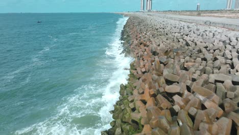 Isla-Victoria-Lagos,-Nigeria---20-De-Noviembre-De-2022:-Movimiento-De-Olas-Y-Acrópodos-En-La-Costa-De-Lagos