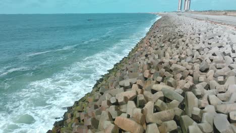 Isla-Victoria-Lagos,-Nigeria---20-De-Noviembre-De-2022:-Movimiento-De-Olas-Y-Acrópodos-En-La-Costa-De-Lagos