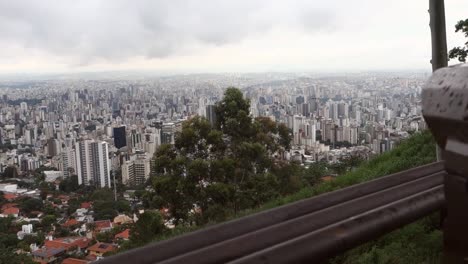 Stadtbild-Von-Belo-Horizonte,-Minas-Gerais,-Brasilien,-Betrachtet-Von-Der-Lünette-Am-Aussichtspunkt