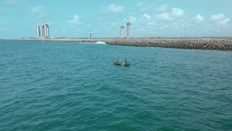 Isla-Victoria-Lagos,-Nigeria---20-De-Noviembre-De-2022:-Vista-De-Drones-De-Un-Pescador-En-Un-Barco-De-Pesca-En-La-Costa-De-Lagos