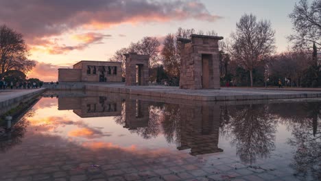 Templo-De-Debod-Reflexion-In-Madrid-Timelapse-Während-Des-Sonnenuntergangs-Mit-Bunten-Wolken-Und-Winterlicht