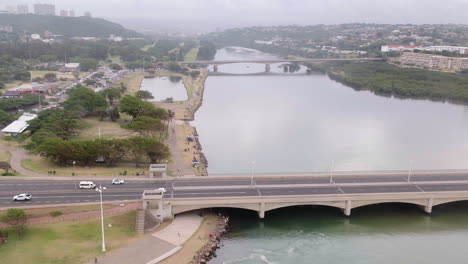 Drone-Aéreo-Disparado-A-Lo-Largo-Del-Puente-Umgeni-Que-Cruza-La-Desembocadura-Del-Río-Umgeni-En-Sudáfrica