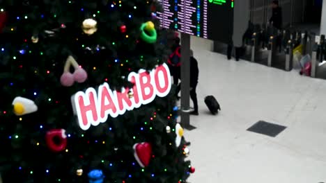 Haribo-Christmas-Tree-within-Waterloo-Station,-London,-United-Kingdom
