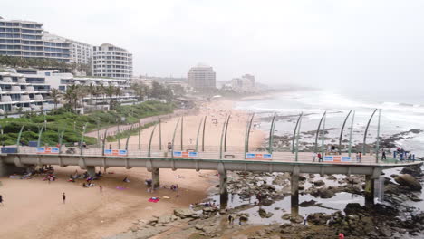 Drohnenspur-Entlang-Des-Umhlanga-Piers,-Die-Die-Pearl-Residences-Und-Das-Hotel-In-Durban-Enthüllt