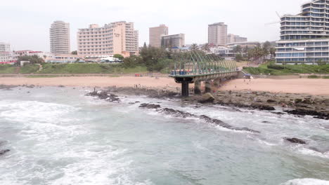 Breite-Drohnenaufnahme-Aus-Der-Luft-Von-Umhlanga-Pier,-Leuchtturm,-Dem-Oysterbox-Hotel-Und-Den-Perlenresidenzen