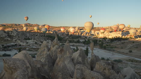 Vista-Aérea-Desde-Un-Globo-Aerostático-Del-Paisaje-De-Capadocia-Y-Otros-Paracaídas-Que-Vuelan-Al-Amanecer