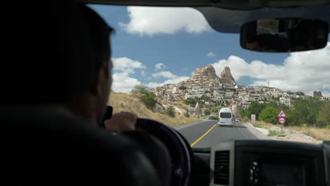 Conduciendo-Por-Carretera-En-Capadocia-Turquía-Y-Acercándose-A-La-Aldea-De-Uchisar,-Asiento-Trasero-Del-Coche-Pov