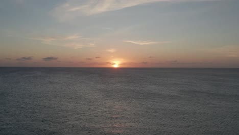 Erleben-Sie-Die-Friedliche-Schönheit-Des-Ozeans-Bei-Sonnenuntergang-Mit-Unserem-Atemberaubenden-Video-Der-Meereslandschaft