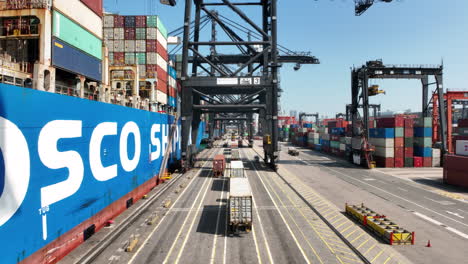 Toma-Aérea-Del-Buque-Portacontenedores-Cosco-Portugal-Amarrado-En-Las-Terminales-De-Contenedores-De-Asia-En-Hong-Kong