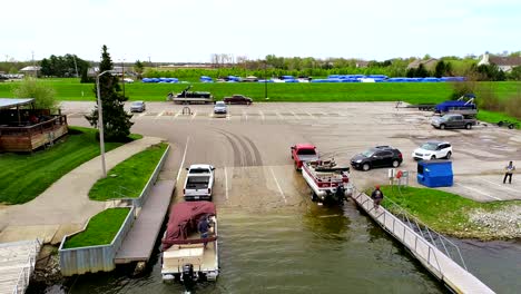 Boot-Wird-Wieder-Ins-Wasser-Gesetzt,-Indem-Es-Auf-Einer-Am-Auto-Befestigten-Metallstruktur-Gleitet