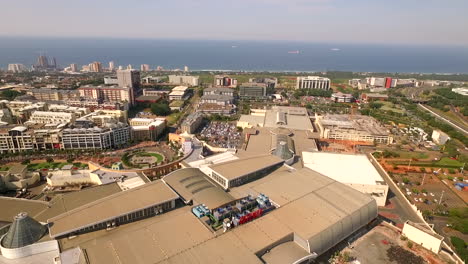 Luftdrohne-Fliegt-über-Gateway-Theatre-Of-Shopping-In-Südafrika