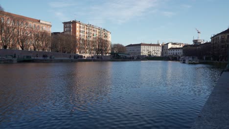 La-Gente-Camina-A-Lo-Largo-De-La-Orilla-Del-Canal-Naviglio-Milanés-Y-Se-Relaja-En-Los-Pubs