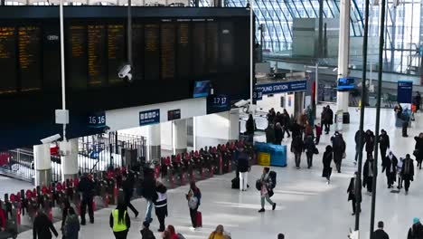 Nachmittagsspaziergang-Durch-Die-Waterloo-Station,-In-Der-Nähe-Der-U-Bahnstation,-London,-Vereinigtes-Königreich