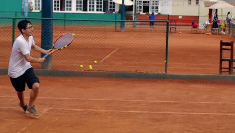Cámara-Lenta-Del-Jugador-De-Tenis-Practicando-En-La-Cancha-De-Tenis,-Golpeando-La-Pelota-Con-Fuerza