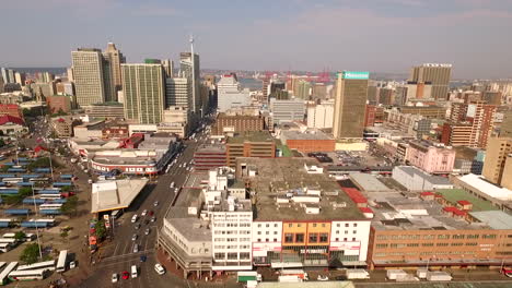 Drone-Aéreo-Sobre-El-Centro-De-La-Ciudad-De-Durban-Para-Revelar-Una-Terminal-De-Autobuses