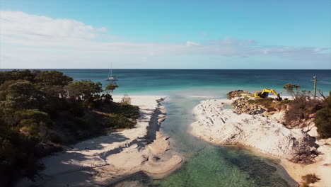 Küstenluftbild-Von-Aquamarinblauem-Wasser-Und-Fluss,-Der-In-Australien-In-Den-Indischen-Ozean-Fließt