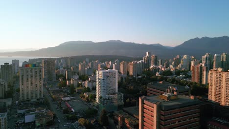 Die-Skyline-Von-Vancouver-Bei-Sonnenuntergang:-Ein-Atemberaubendes-Schauspiel-Urbaner-Entwicklung-Und-Natürlicher-Schönheit