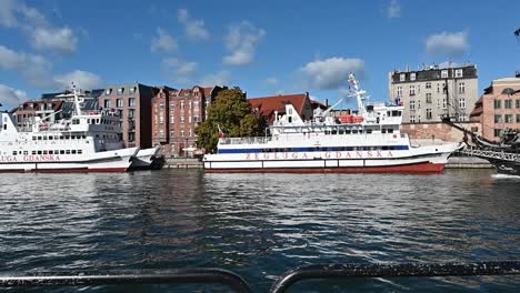 Boote,-Die-Auf-Dem-Fluss-Der-Stadt-Danzig-Segeln