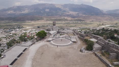 Antenne-über-Der-Burg-Gjirokastër-Mit-Blick-Auf-Die-Gut-Erhaltene-Unesco-Stadt,-Albanien