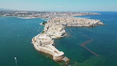 Isla-De-Ortigia-Y-Ciudad-Barroca-De-Syracuse-En-Sicilia,-Italia---Antena-4k-Dando-Vueltas