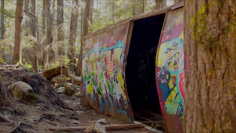 Cámara-Lenta-Del-Accidente-De-Tren-Abandonado-En-Un-Bosque-Espeluznante-Cubierto-Por-Graffiti-Y-Pintura-Cerca-De-Whistler,-Canadá
