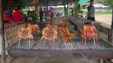 Asiatische-Köche-Grillen-Gegrillte-Hühnerspieße-Auf-Einem-Straßenmarkt-Im-Freien