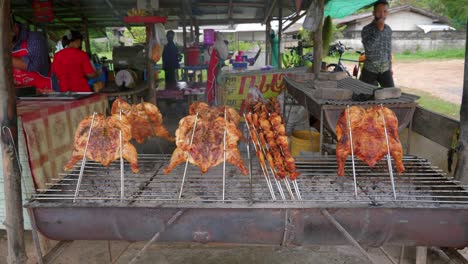 Cocineros-Asiáticos-Asando-Brochetas-De-Pollo-A-La-Parrilla-En-Un-Mercado-Callejero-Al-Aire-Libre