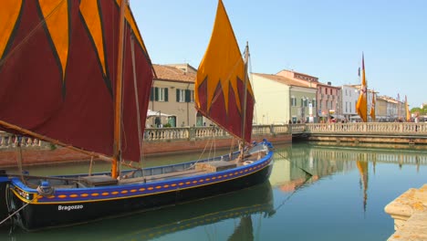 Canal-Del-Puerto-Diseñado-Por-Leonardo-Da-Vinci-En-Cesenatico,-Italia-Con-Viejos-Barcos-De-Madera