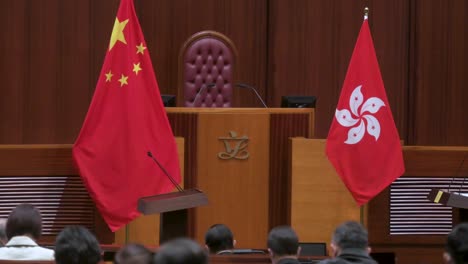 Los-Legisladores-De-Hong-Kong-Son-Vistos-Durante-Una-Ceremonia-De-Juramento-Para-Jurar-Alianza-Con-La-Ley-Básica-Mientras-Se-Paran-Junto-A-Las-Banderas-De-China-Y-Hong-Kong-En-La-Cámara-Principal-Del-Consejo-Legislativo