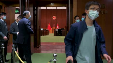 Los-Guardias-De-Seguridad-Se-Paran-En-La-Entrada-De-La-Cámara-Principal-En-El-Edificio-Del-Consejo-Legislativo,-También-Conocido-Como-Legco,-Durante-Un-Debate-En-Hong-Kong