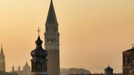 Blick-Bei-Sonnenaufgang-Auf-Die-Glockentürme-Der-Kirchen-In-Venedig,-Italien