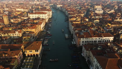 Vista-Aérea-Del-Famoso-Gran-Canal-Que-Cruza-La-Ciudad-De-Venecia,-Italia-Al-Amanecer