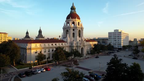 Ayuntamiento-En-Pasadena,-California---Tiro-De-Establecimiento-Aéreo-Ascendente