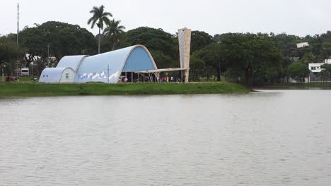 Vista-Exterior-De-La-Iglesia-De-San-Francisco-De-Assis,-De-Oscar-Niemeyer,-En-La-Laguna-De-Pampulha