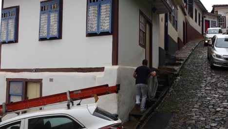 Car-traffic-on-narrow-slopes-of-the-city-of-Ouro-Preto,-Minas-Gerais