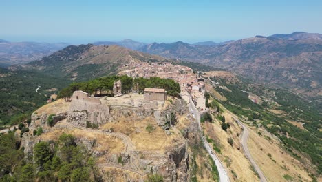 Ruinas-En-El-Pueblo-De-Montaña-Geraci-Siculo,-Sicilia,-Italia---Antena-4k