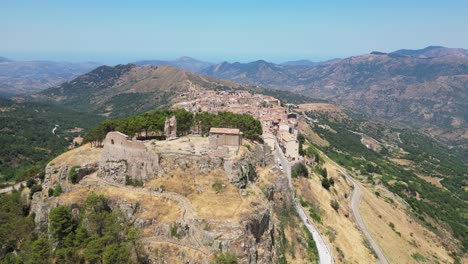 Ruinen-Im-Bergdorf-Geraci-Siculo,-Sizilien,-Italien---Antenne-4k