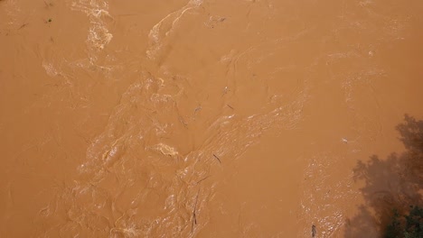 ángulo-Alto-Sobre-La-Corriente-Del-Río-Fangoso-Inundado,-Después-De-Fuertes-Lluvias-En-El-área-Forestal