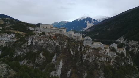 Große-Festung-In-Den-Bergen