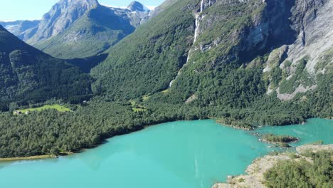 Montañas-Empinadas-Alrededor-Del-Hermoso-Lago-Glaciar-Lovatnet